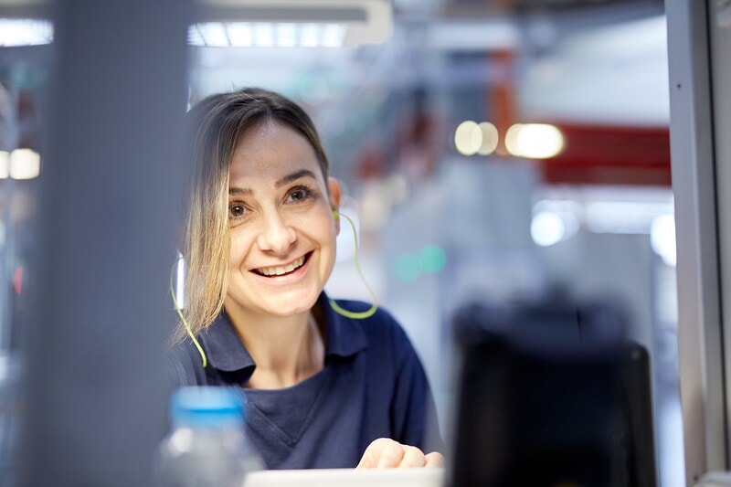 Employee PMI’s Greek affiliate, Papastratos factory 800x533