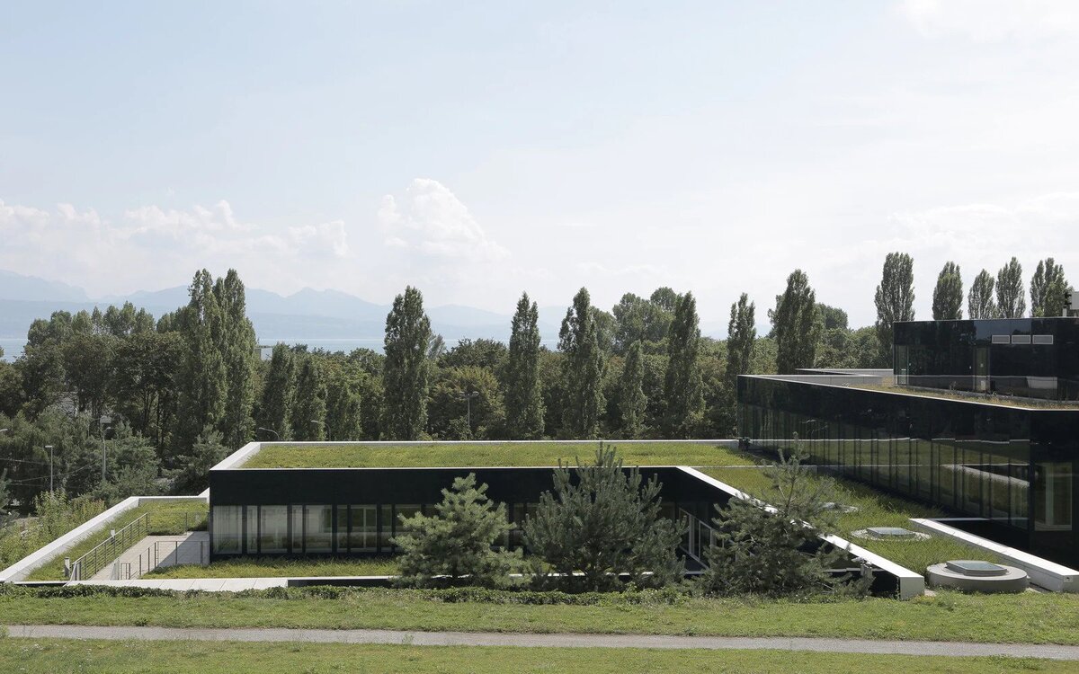 green-roof-pmi-operational-center-lausanne