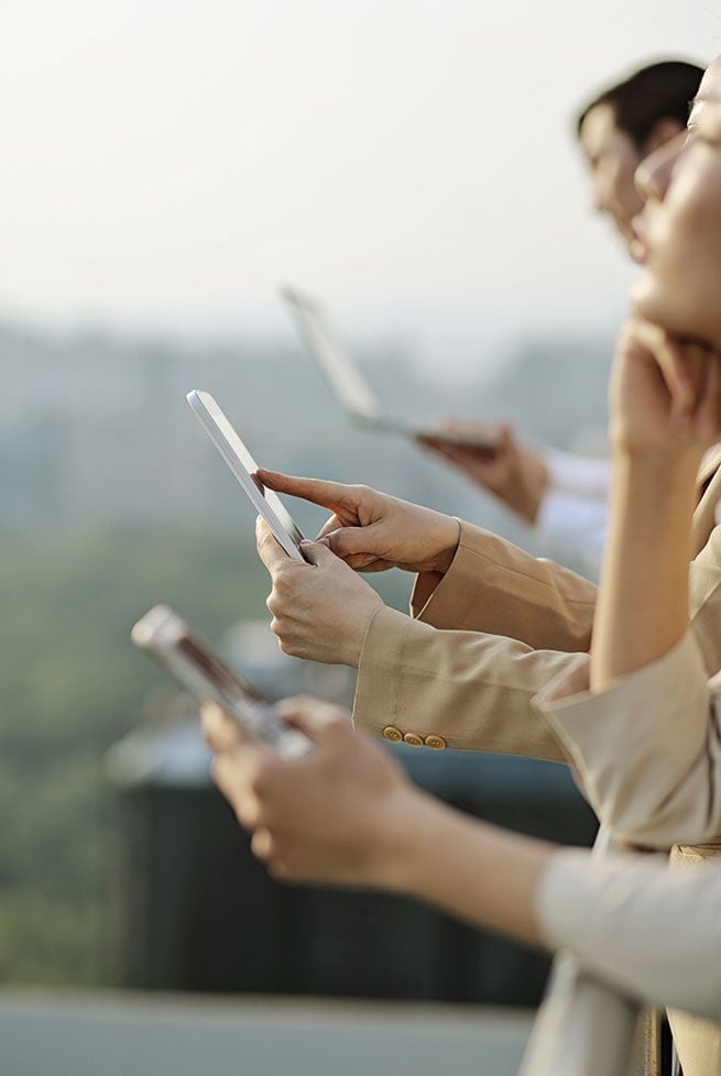 fifth-Estate-in-action-row-phones
