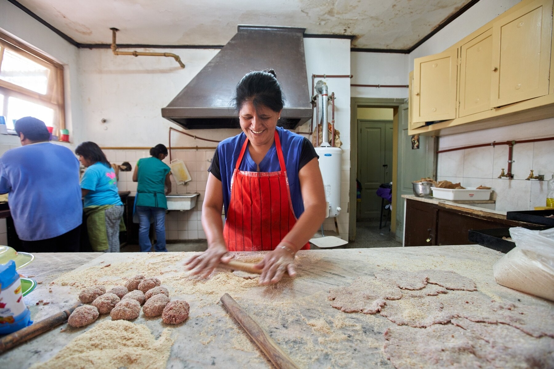 An Argentinian woman working dough