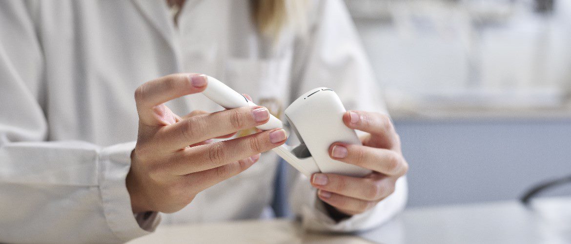 scientist-holding-iqos scientist-holding-iqos
