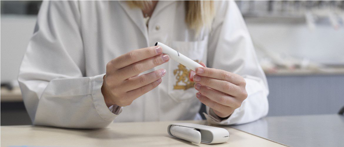 scientist-with-iqos-holder scientist-with-iqos-holder