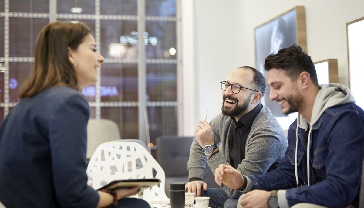 sales-representative-and-customer-athens