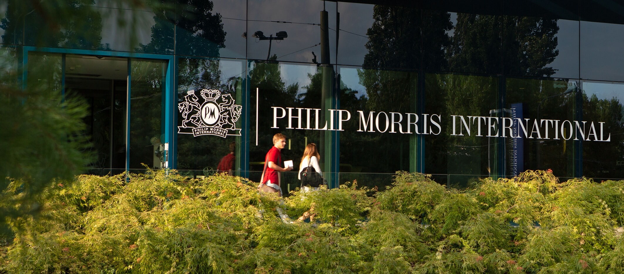 img-Lausanne-OC-exterior-entrance-lighter-banner