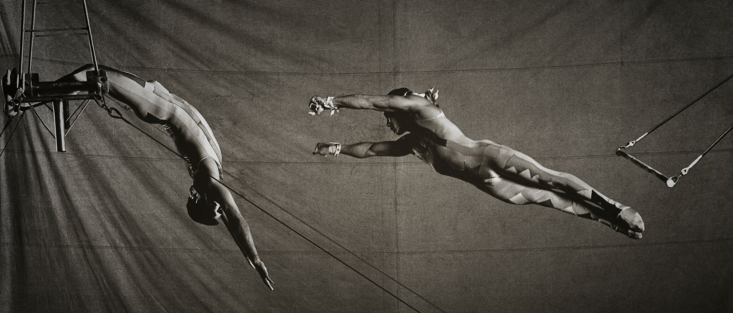 two-trapeze-artists-2340x1000