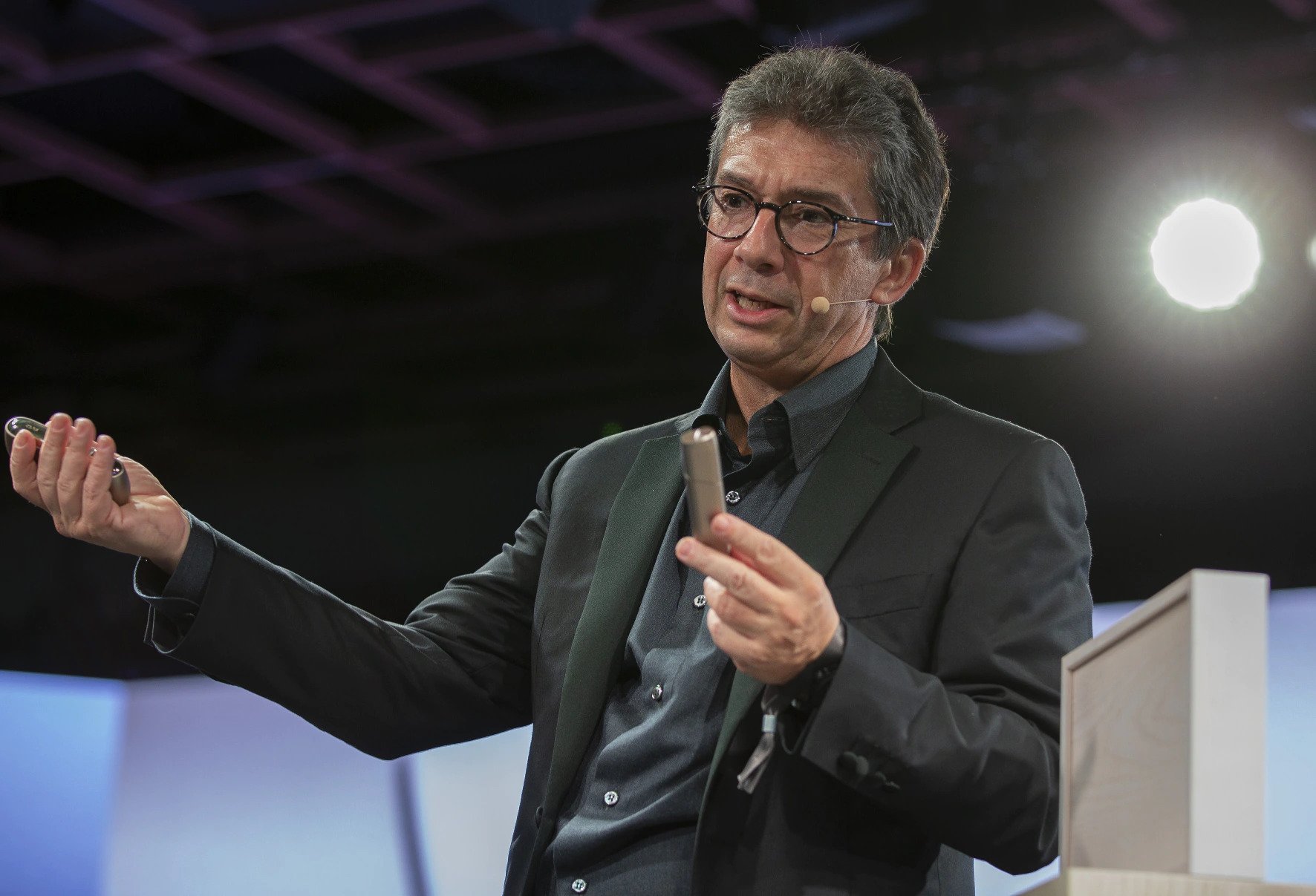 andre-calantzopoulos-holding-a-speach