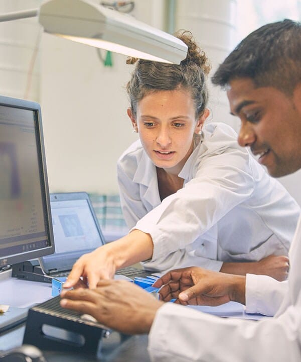 Diverse scientists mobile-banner Diverse scientists mobile-banner