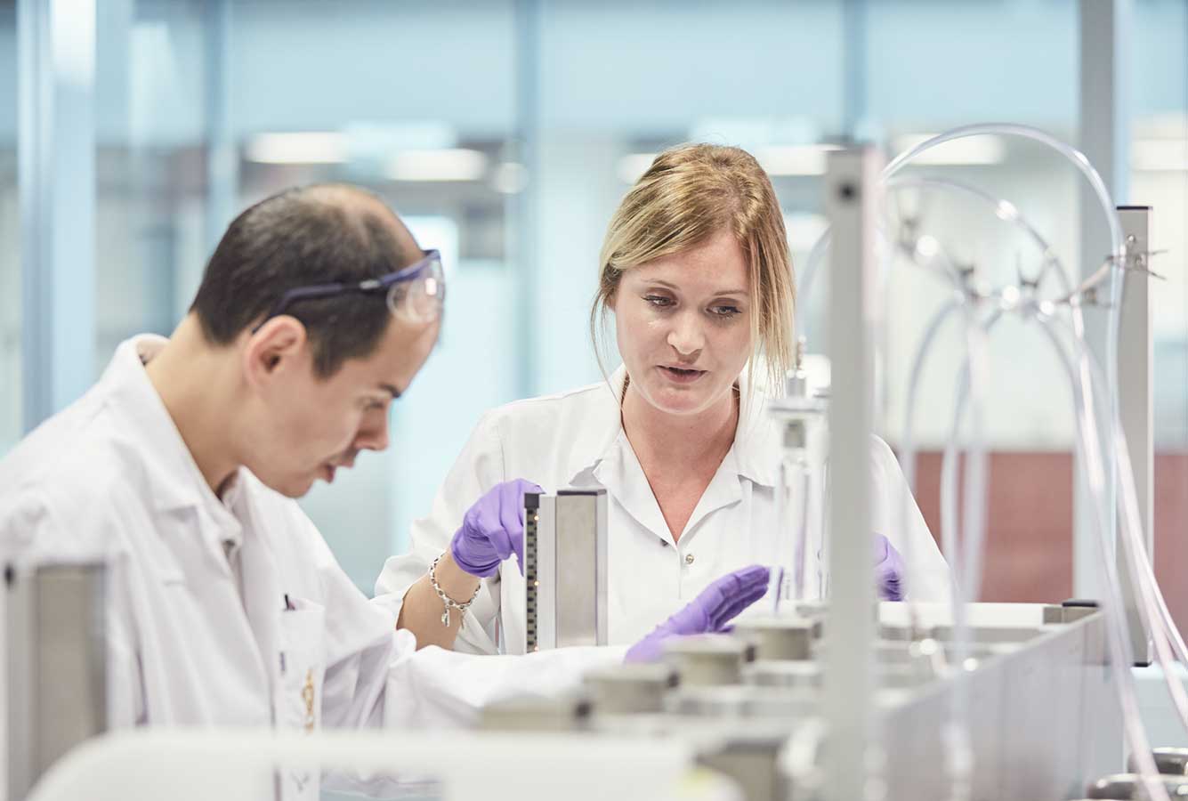 Pair-of-scientists-in-lab-web