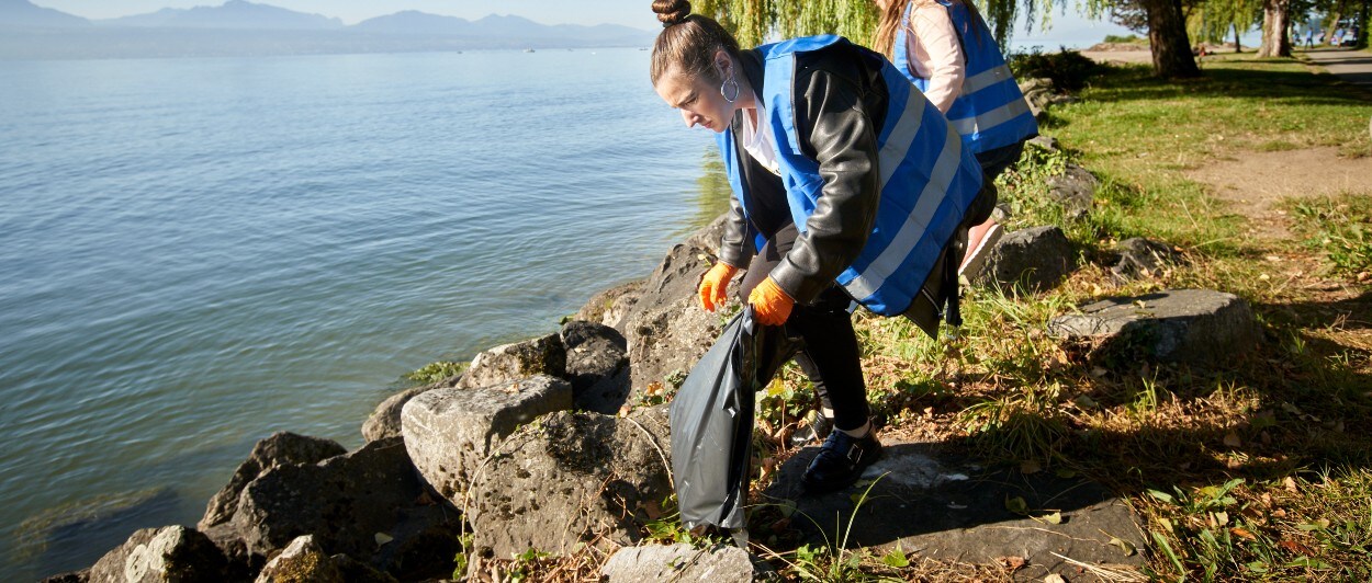 group-of-people-cleaning-beach