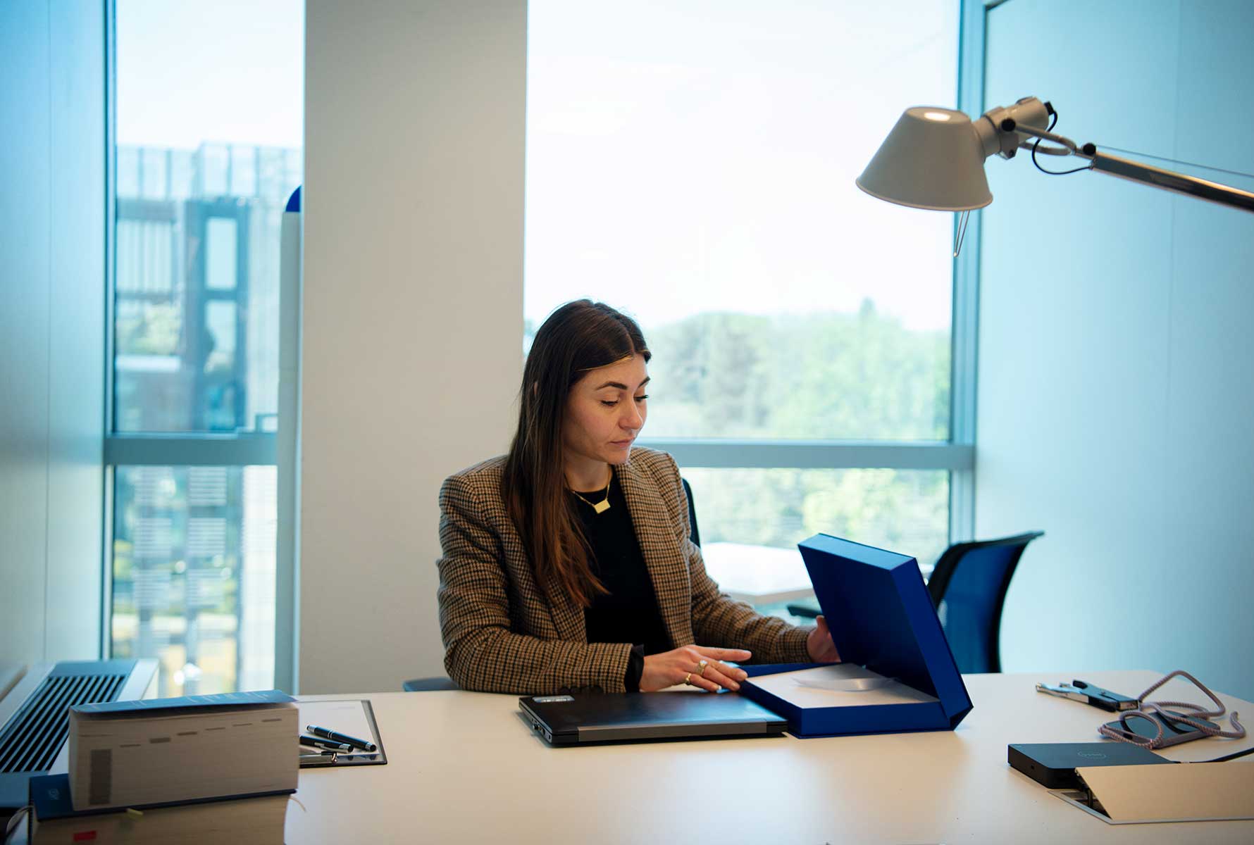 women-opens-gift-box