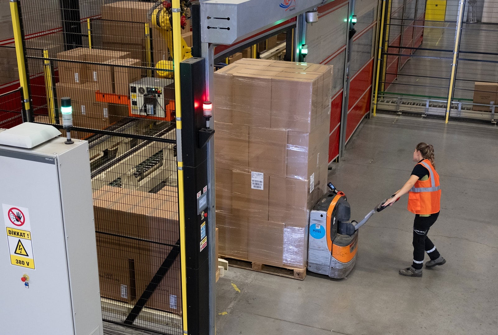 pmi-employee-izmir-manufacturing-facility