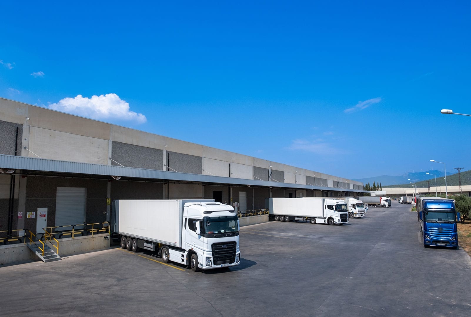 trucks-loading-unloading-izmir-manufacturing-facility