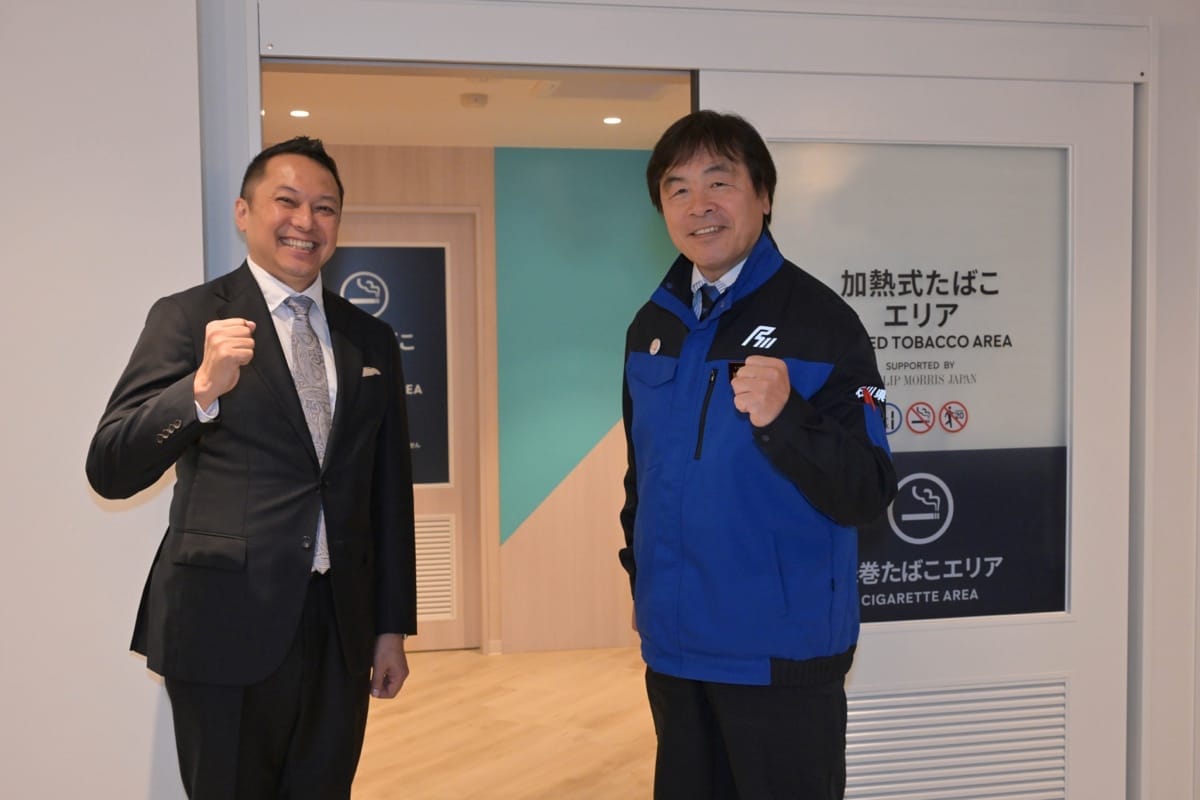 「NOTOMORI」開業セレモニーでの 馳浩石川県知事(右)とPMJ副社長小林(左) 「NOTOMORI」開業セレモニーでの 馳浩石川県知事(右)とPMJ副社長小林(左)