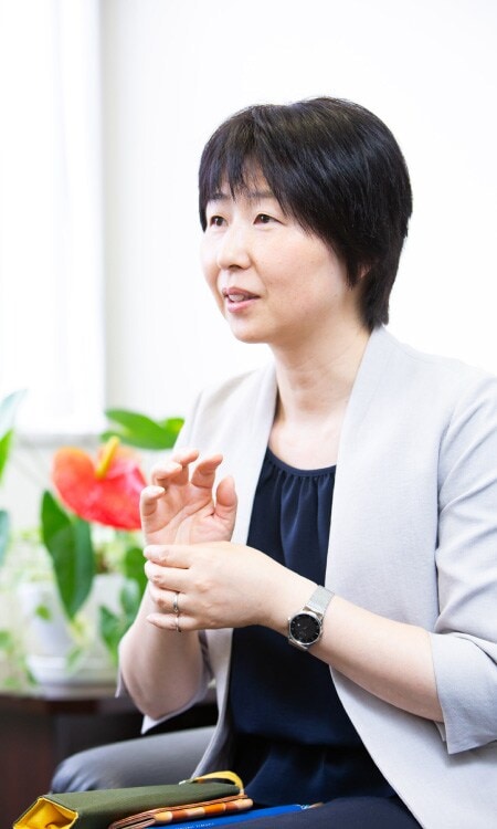 woman-sitting-in-an-office