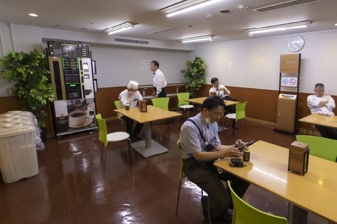 people-sitting-in-hotel-tokyo