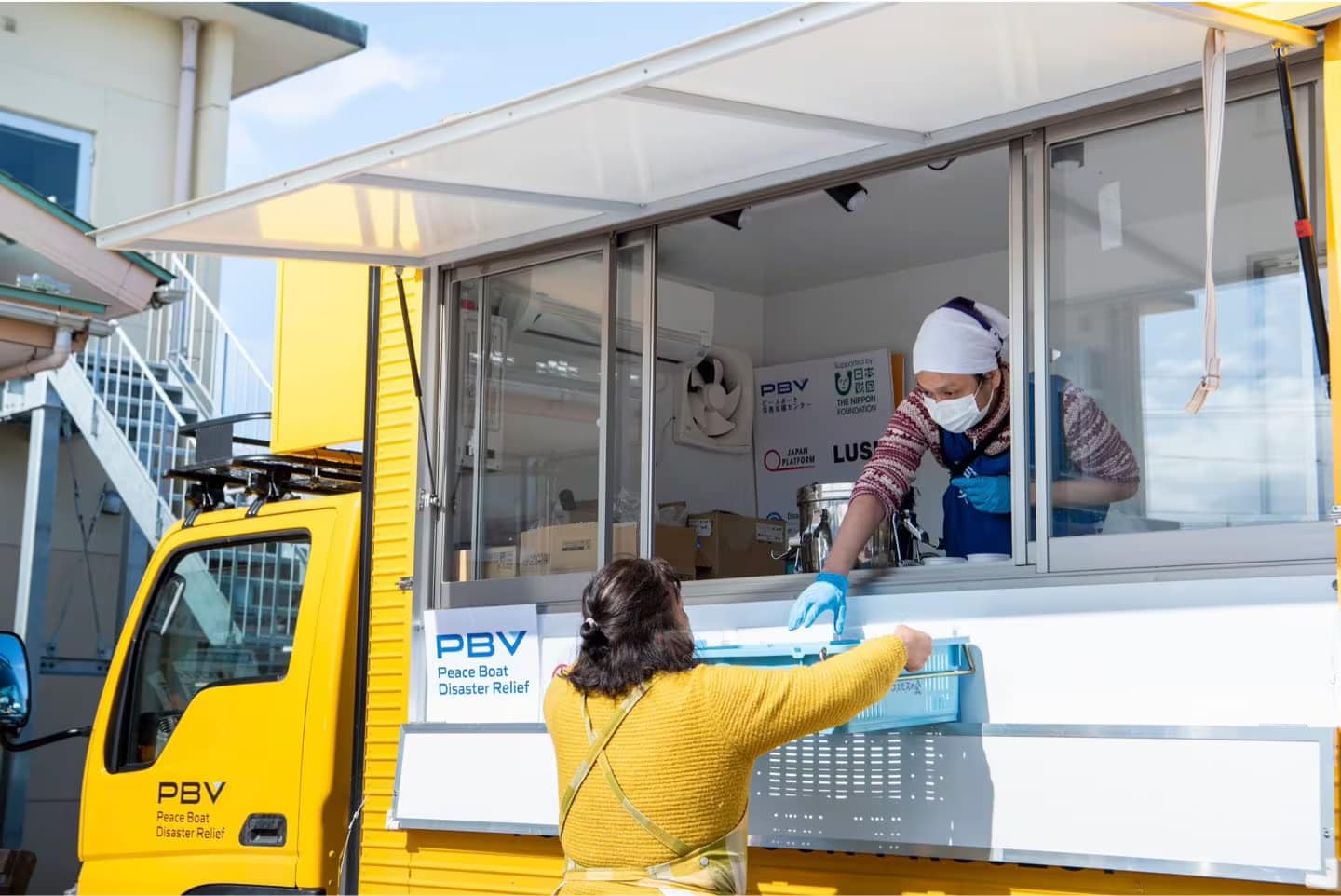 K（Kitchen）：避難生活中でも温かい食事を提供するため、キッチンカーを導入。