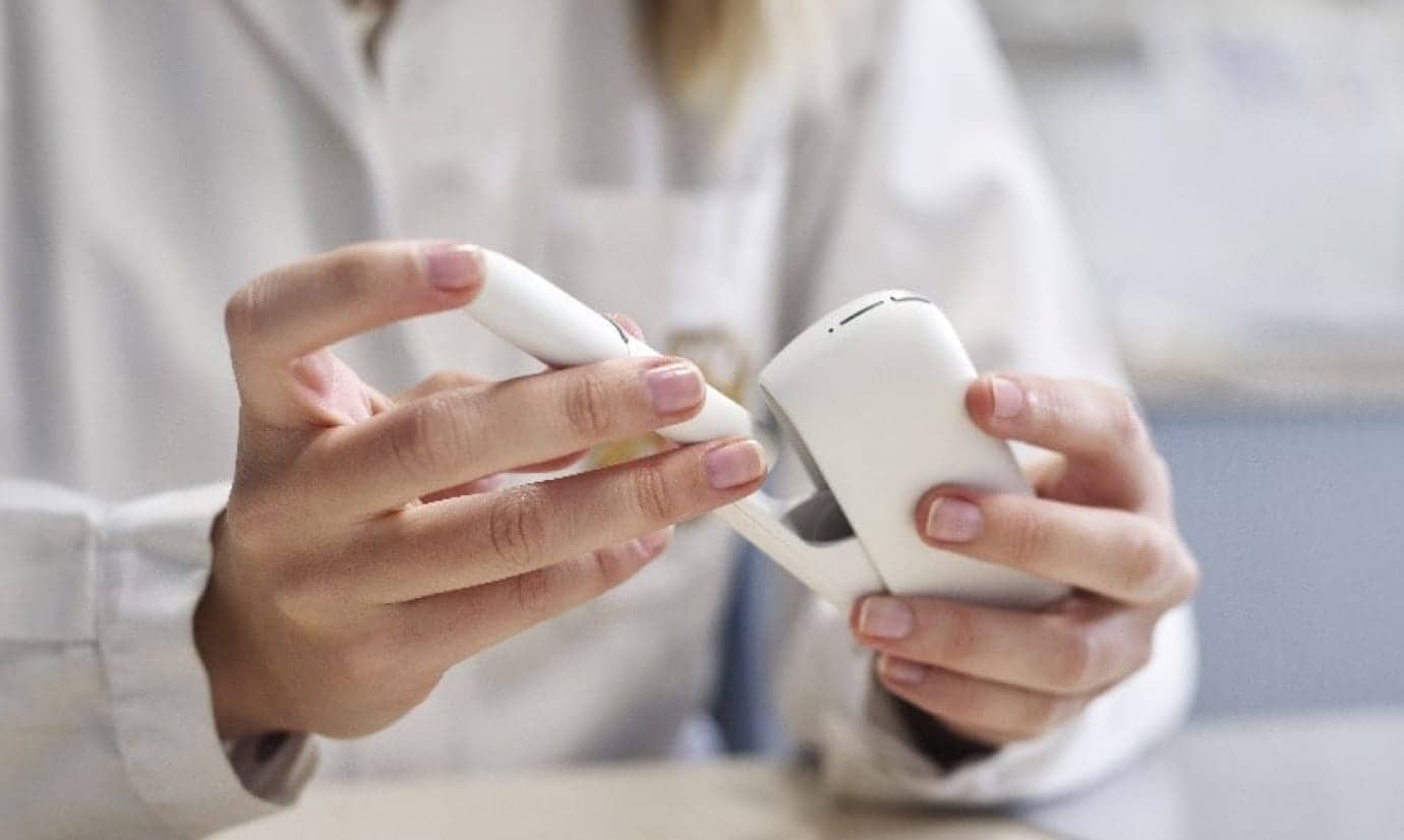 scientist-holding-iqos-3-duo