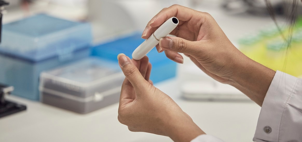 Holding an iQOS