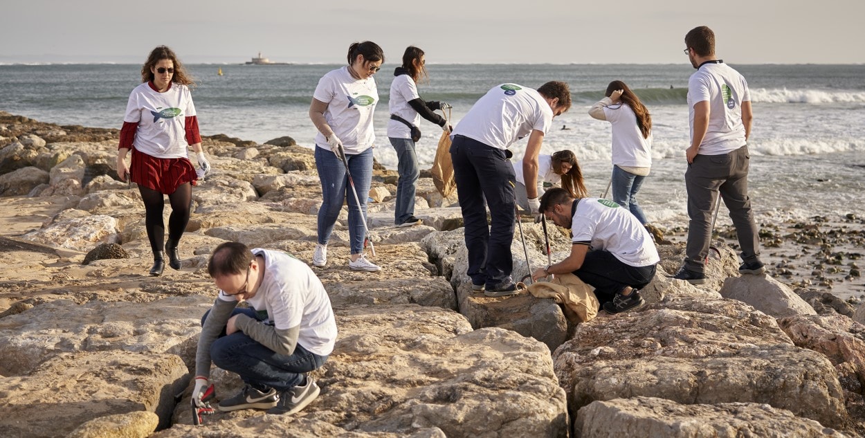 beach clean up Portugal community support