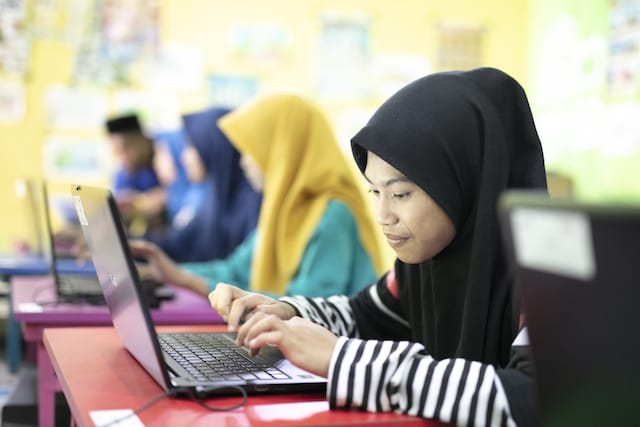 woman indonesia computer PMI community support