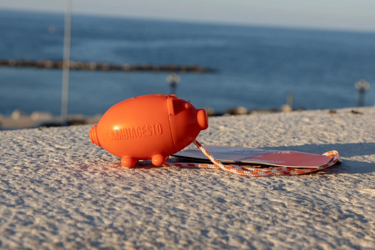 A cambiagesto cigarette butt collector on a sandy beach.
