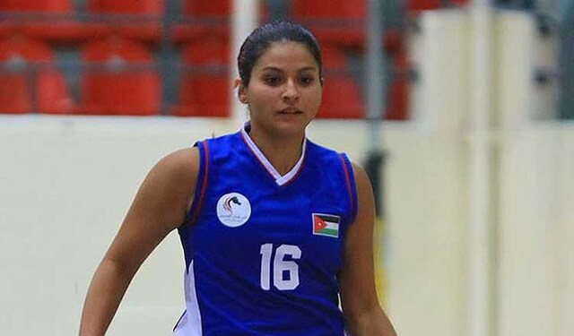 Farah Nafi playing basketball
