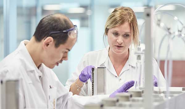 Pair-of-scientists-in-lab-thumbnail