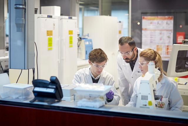 Female and male scientists in a laboratory