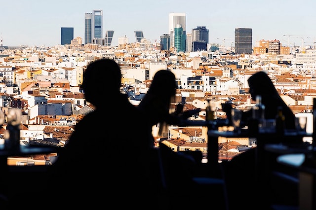 People in front of Madrid thumbnail