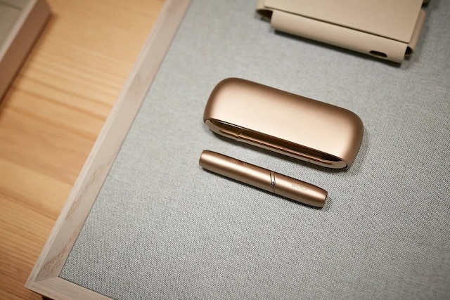IQOS 3 duo in gold color.